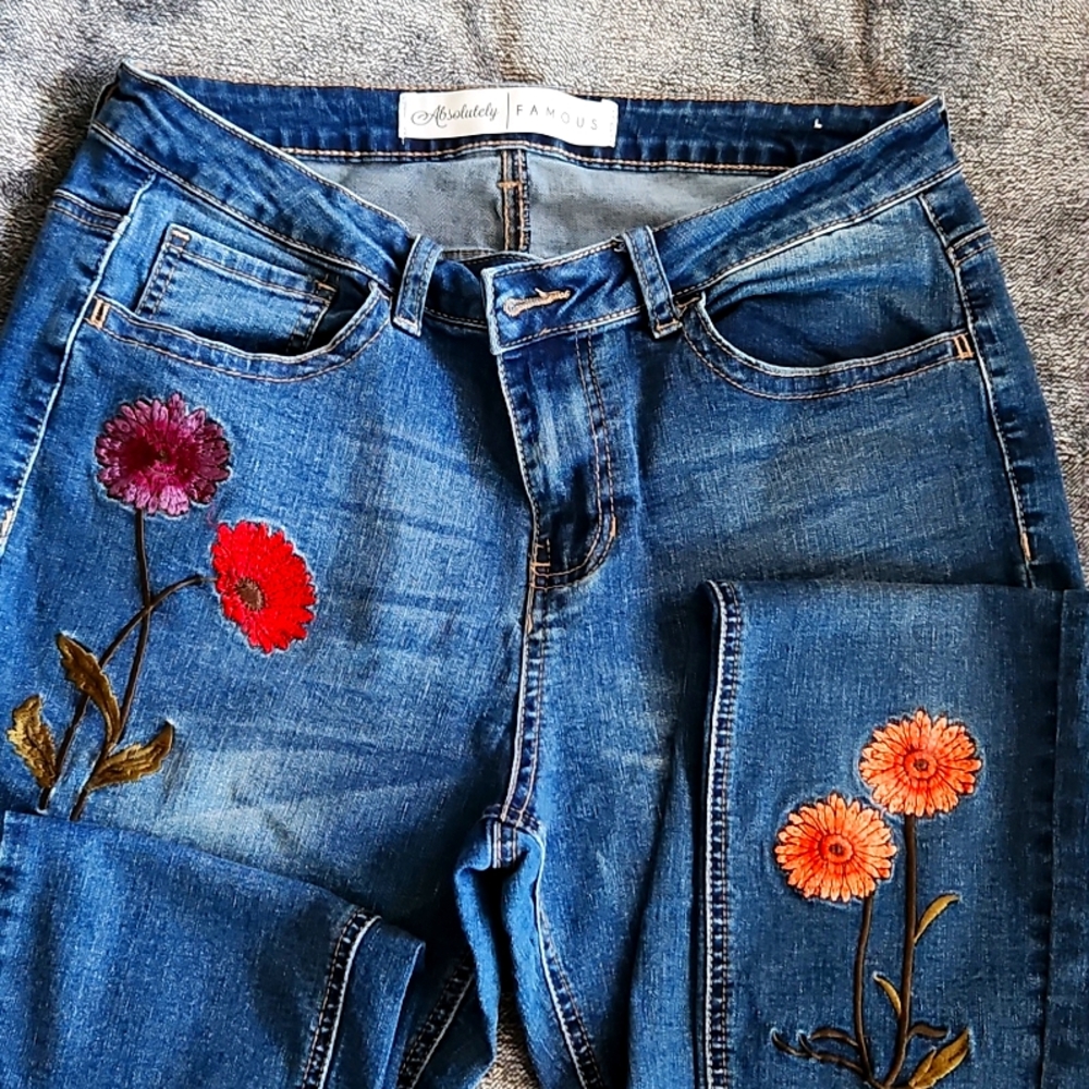 Jeans with flower applique